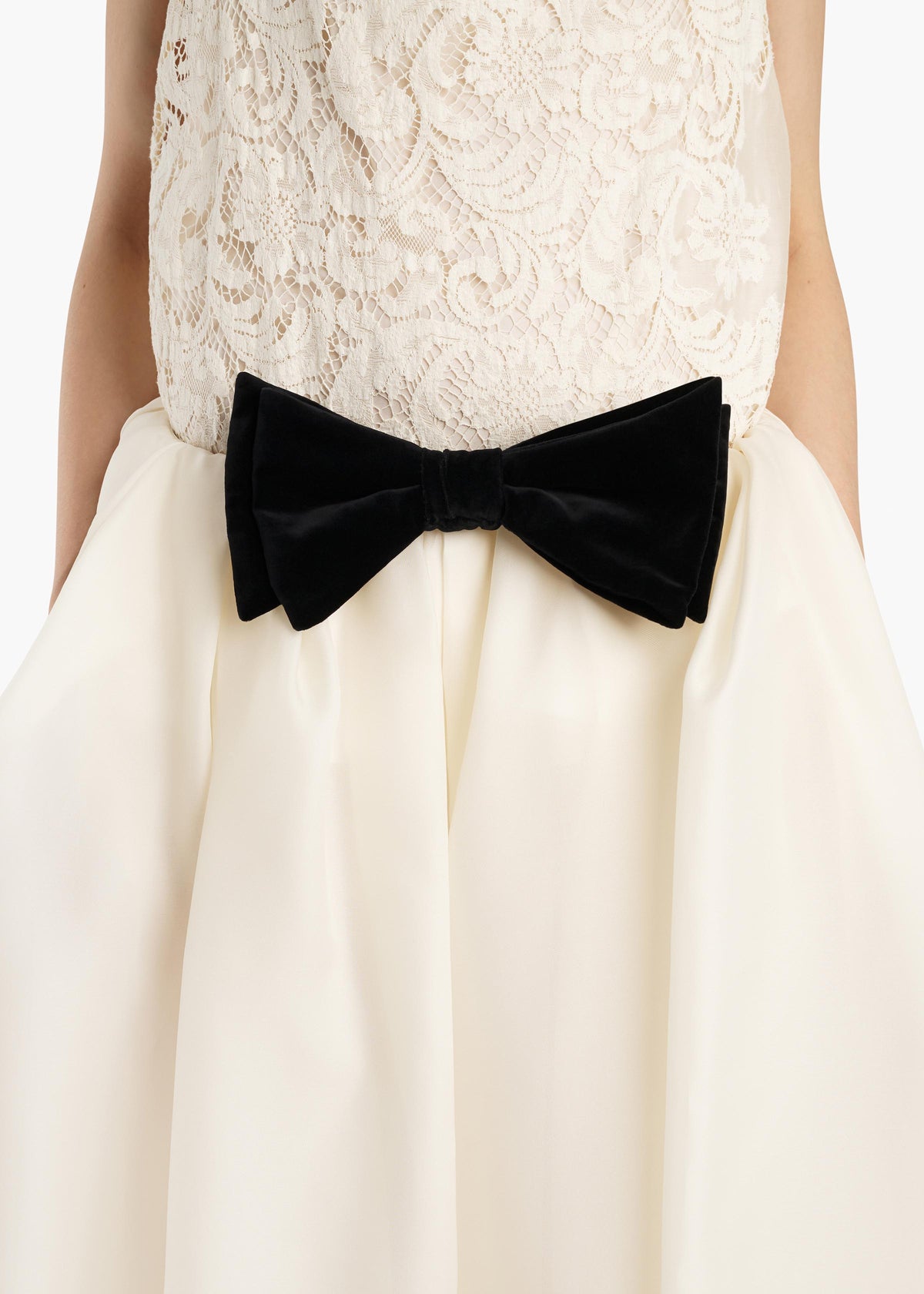 ENID BOW BROOCH BLACK 25041031 200 E