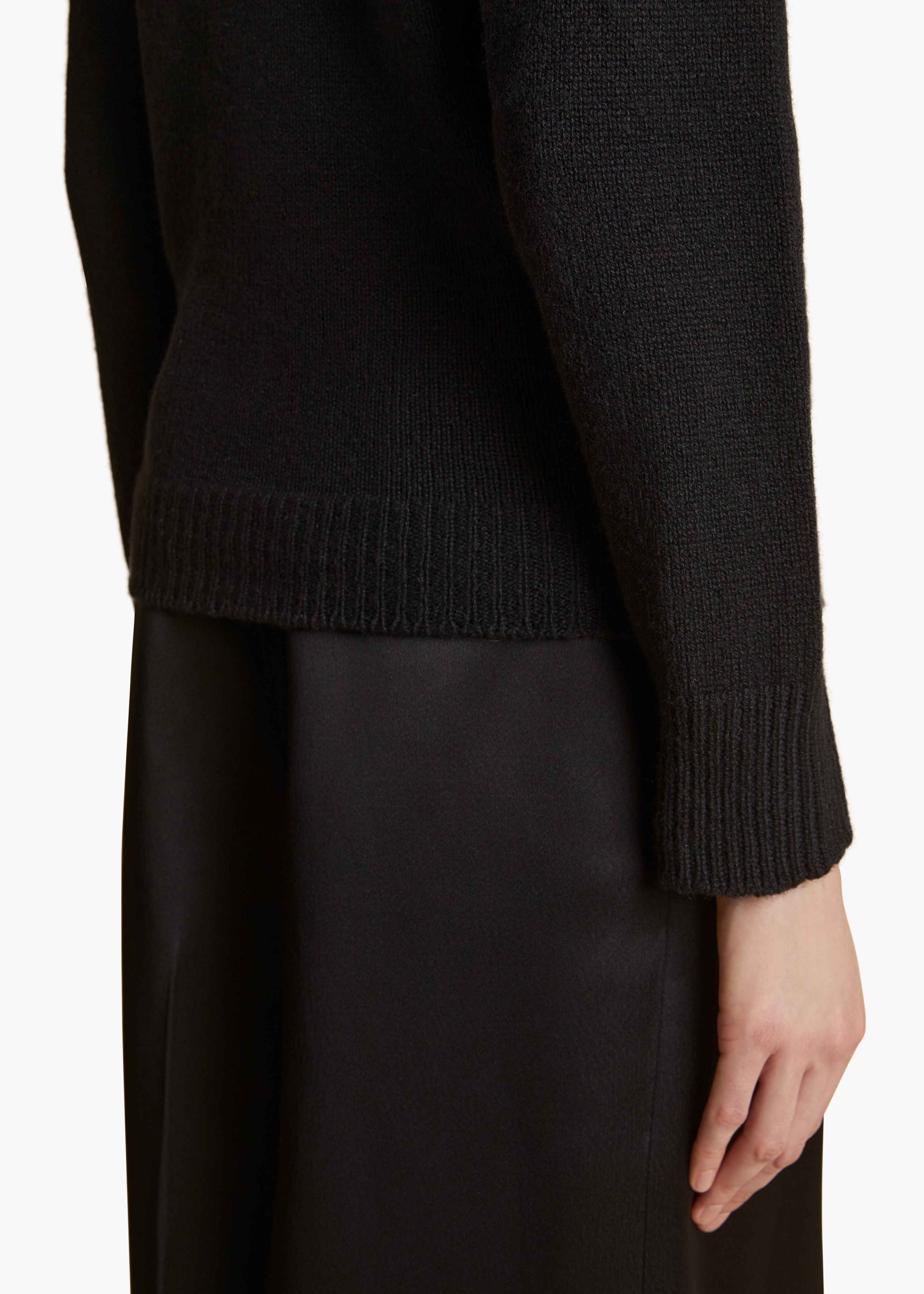 AMBRE SWEATER IN BLACK DETAILED VIEW 2