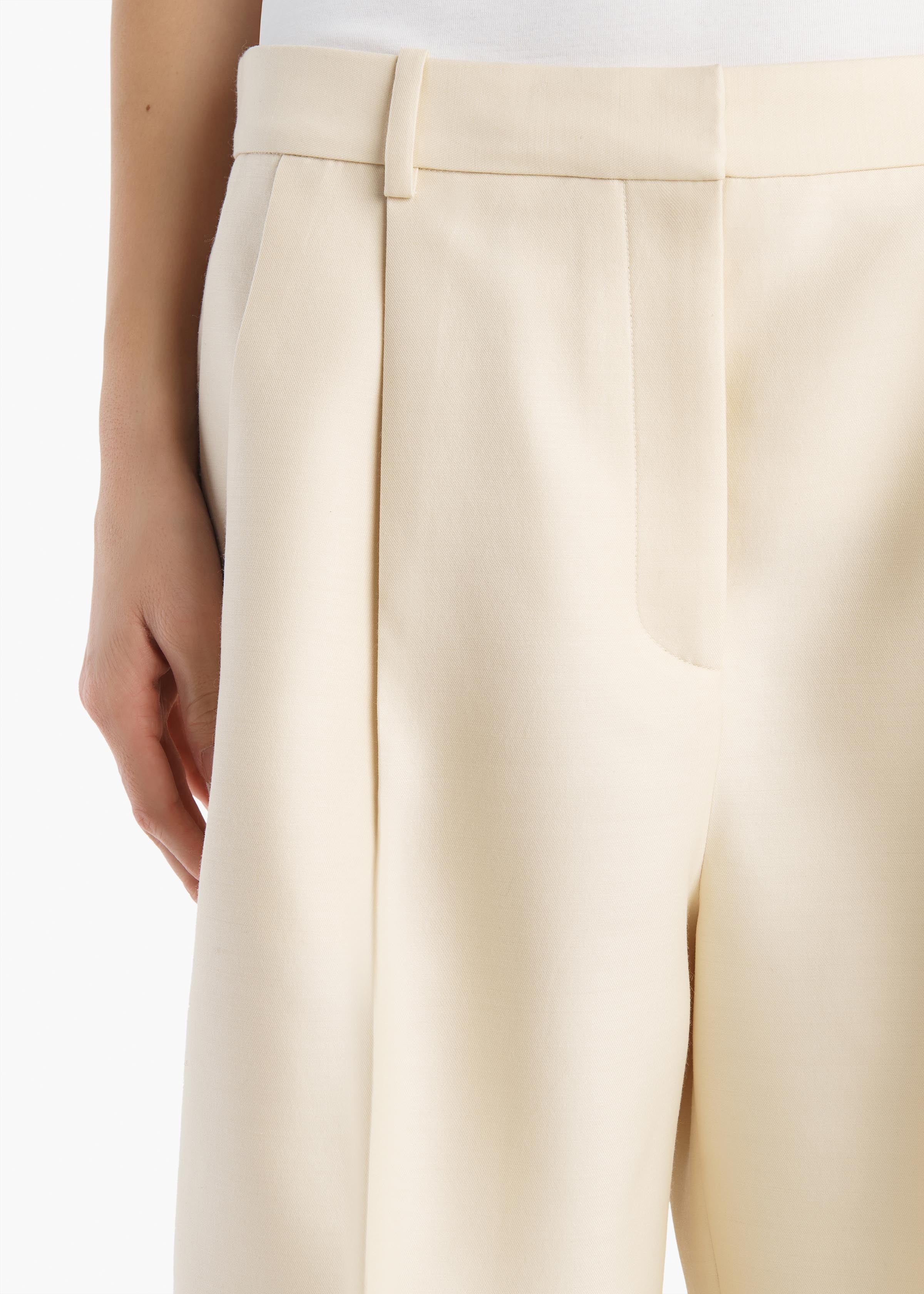 Auggie Short in Ivory Glow