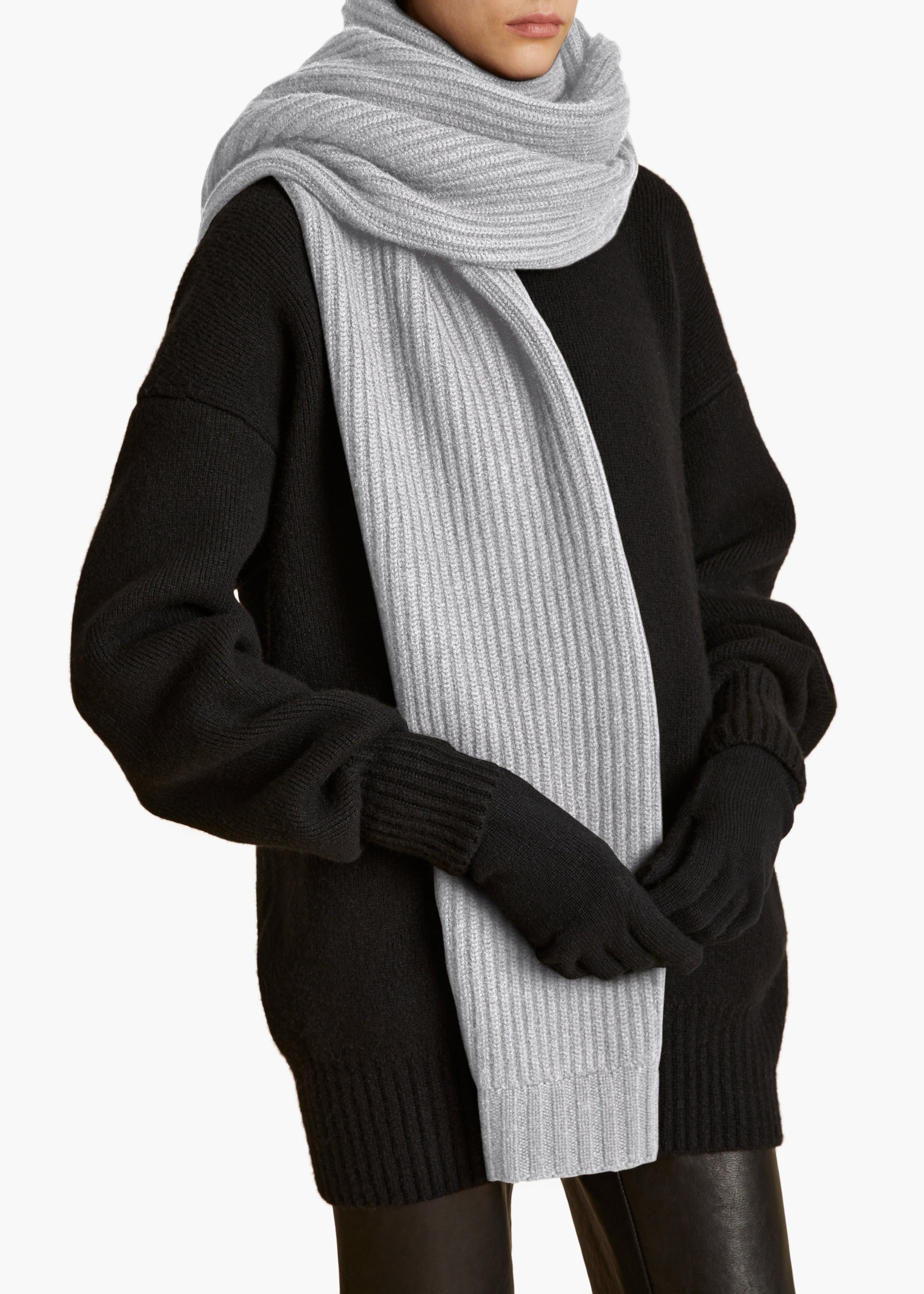 BLANC SCARF IN WARM GREY ON FIGURE