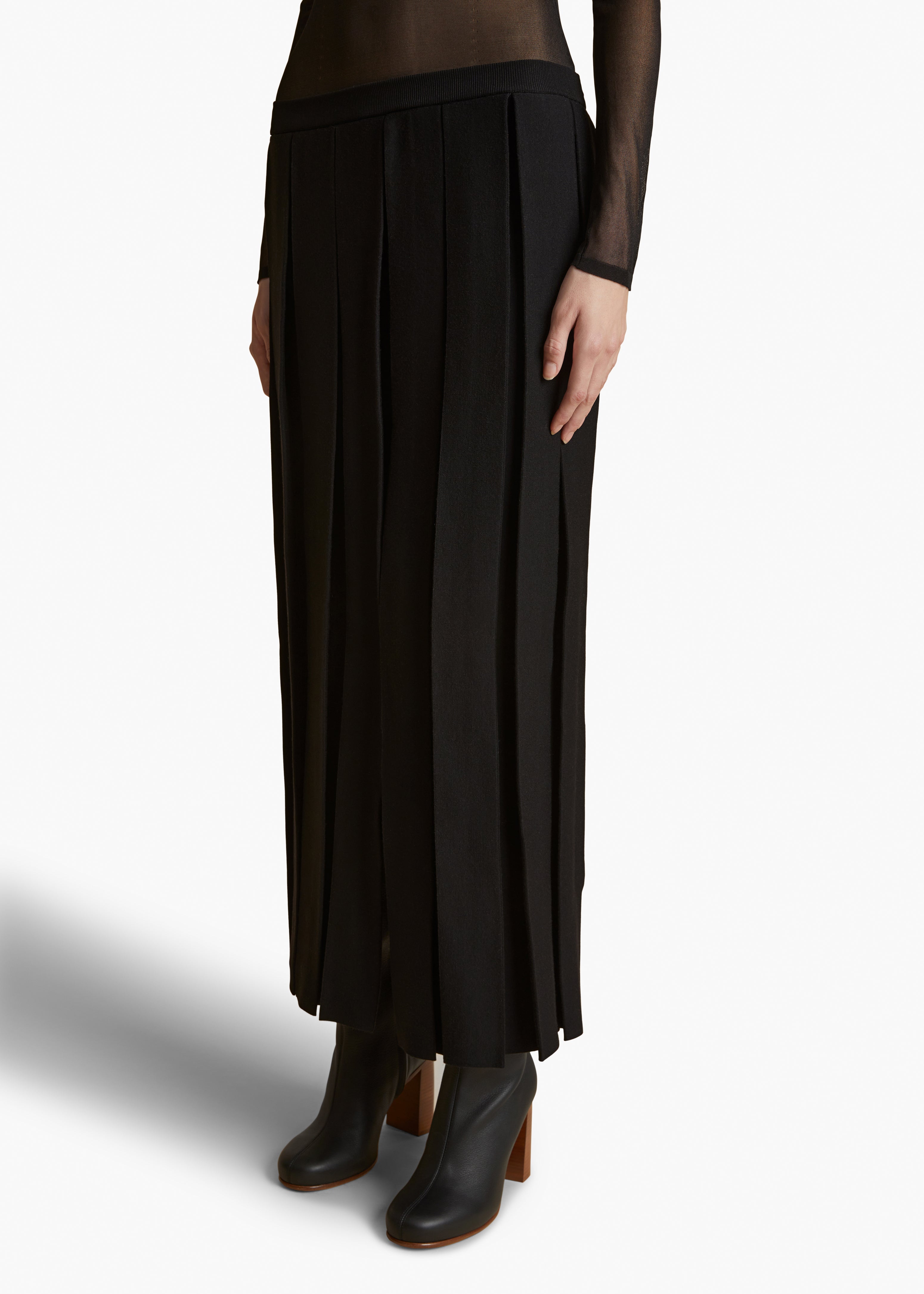 LOIRA DRESS IN BLACK DETAIL 2