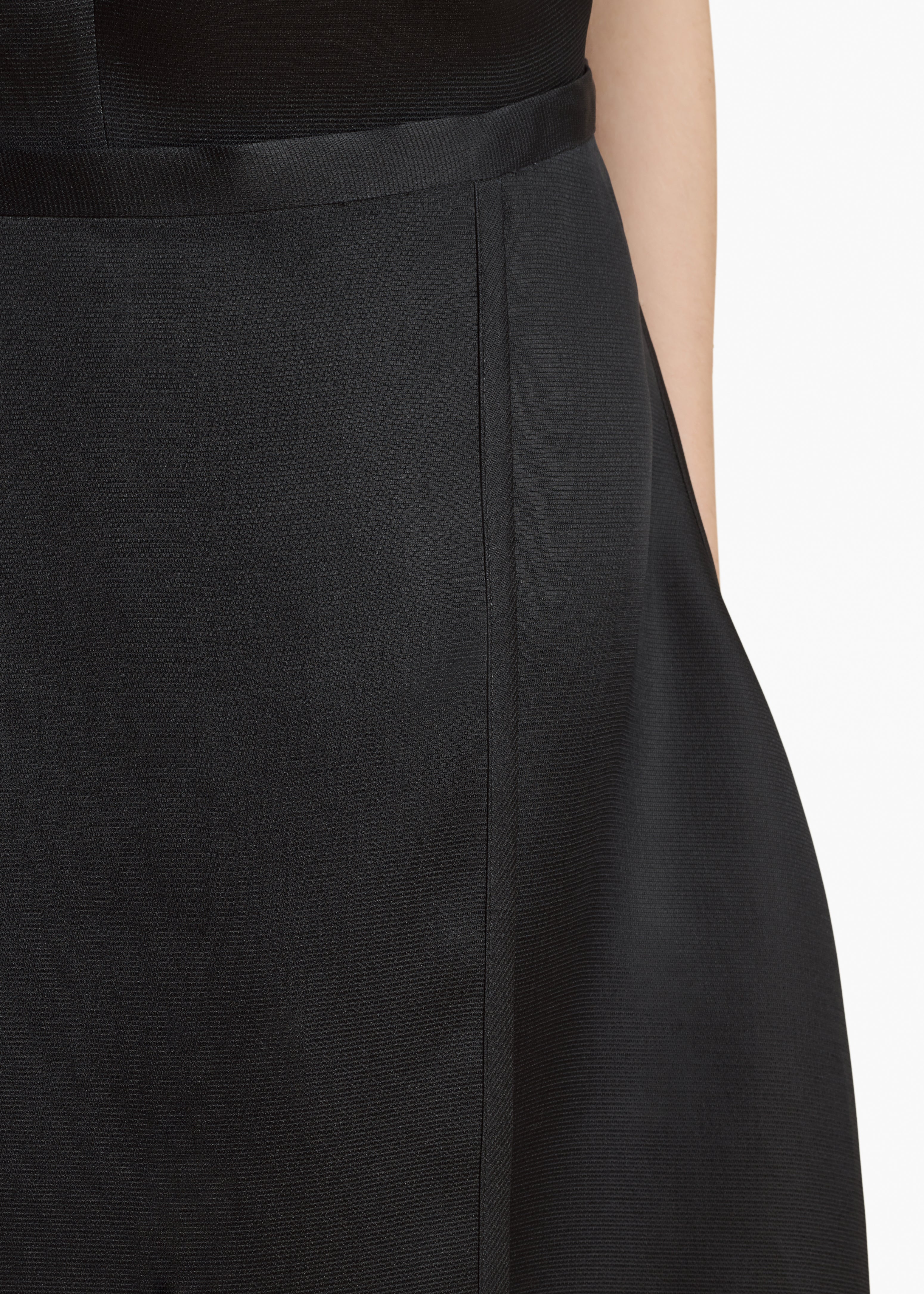 MILA SKIRT IN BLACK DETAILED VIEW 2