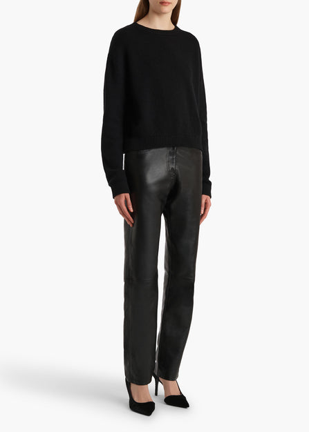 MILO-SWEATER_BLACK_18057650-200_STYLED