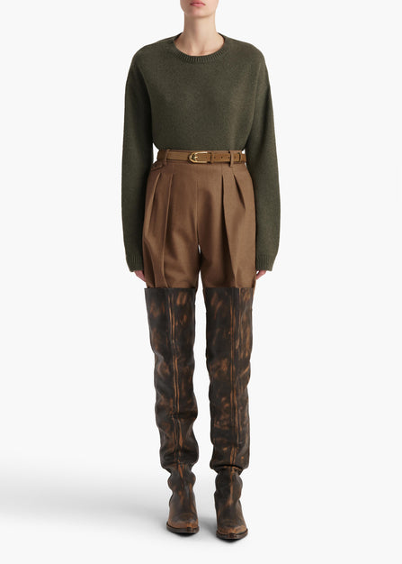 MILO-SWEATER_PINE_18057650-412_STYLED