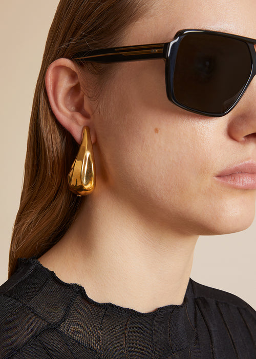 The Medium Olivia Hoop Earrings in Antique Gold