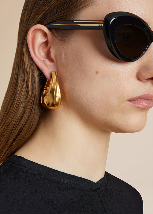 The Medium Olivia Hoop Earrings in Gold