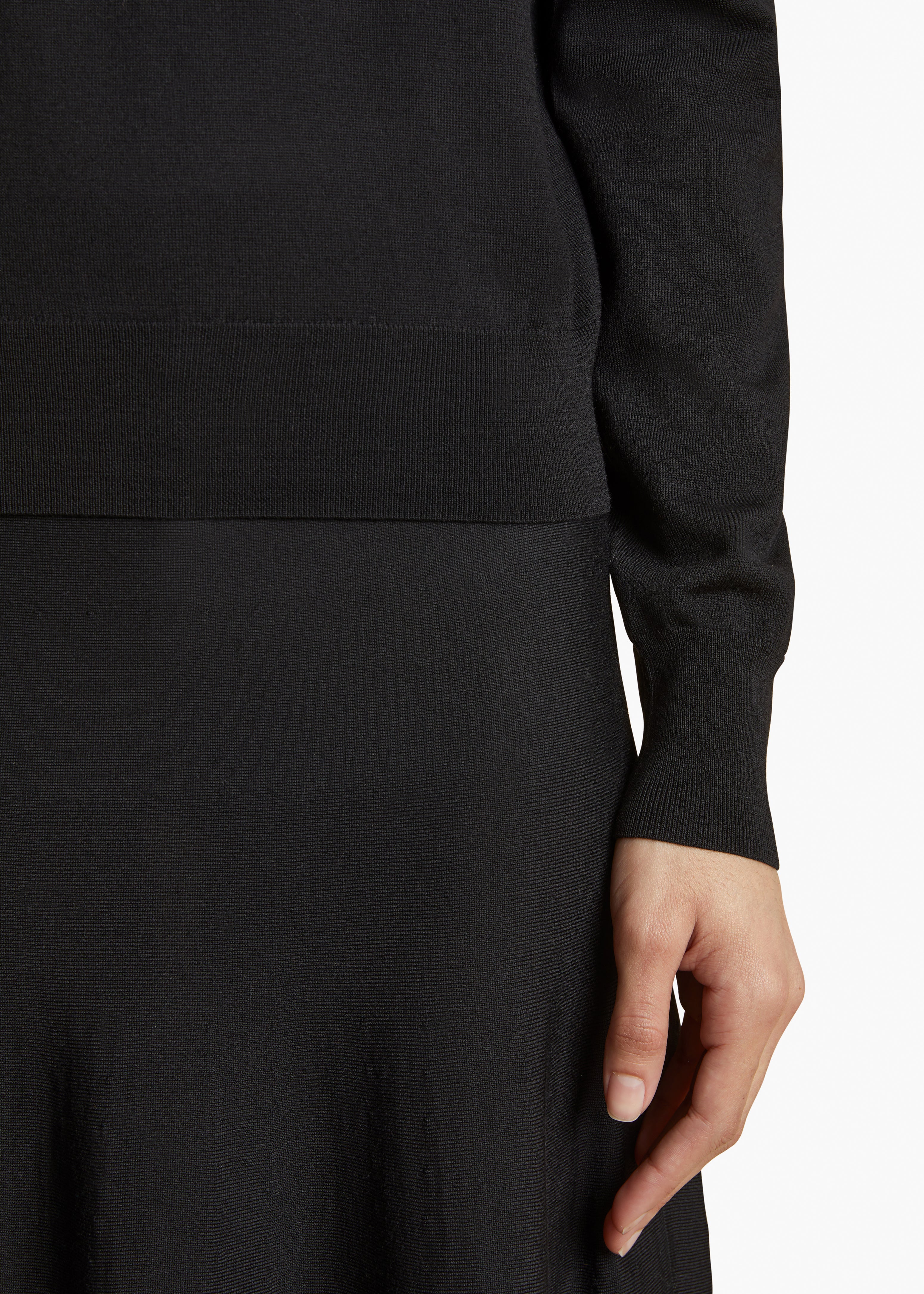 SENTA TOP IN BLACK DETAILED VIEW 1