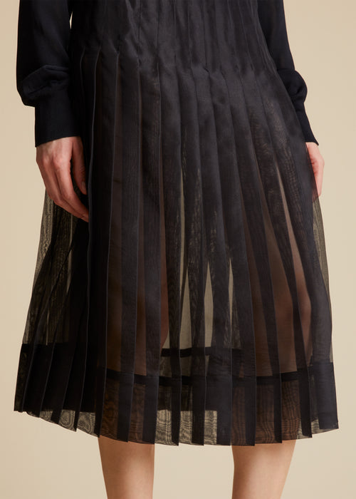 The Tudi Skirt in Black