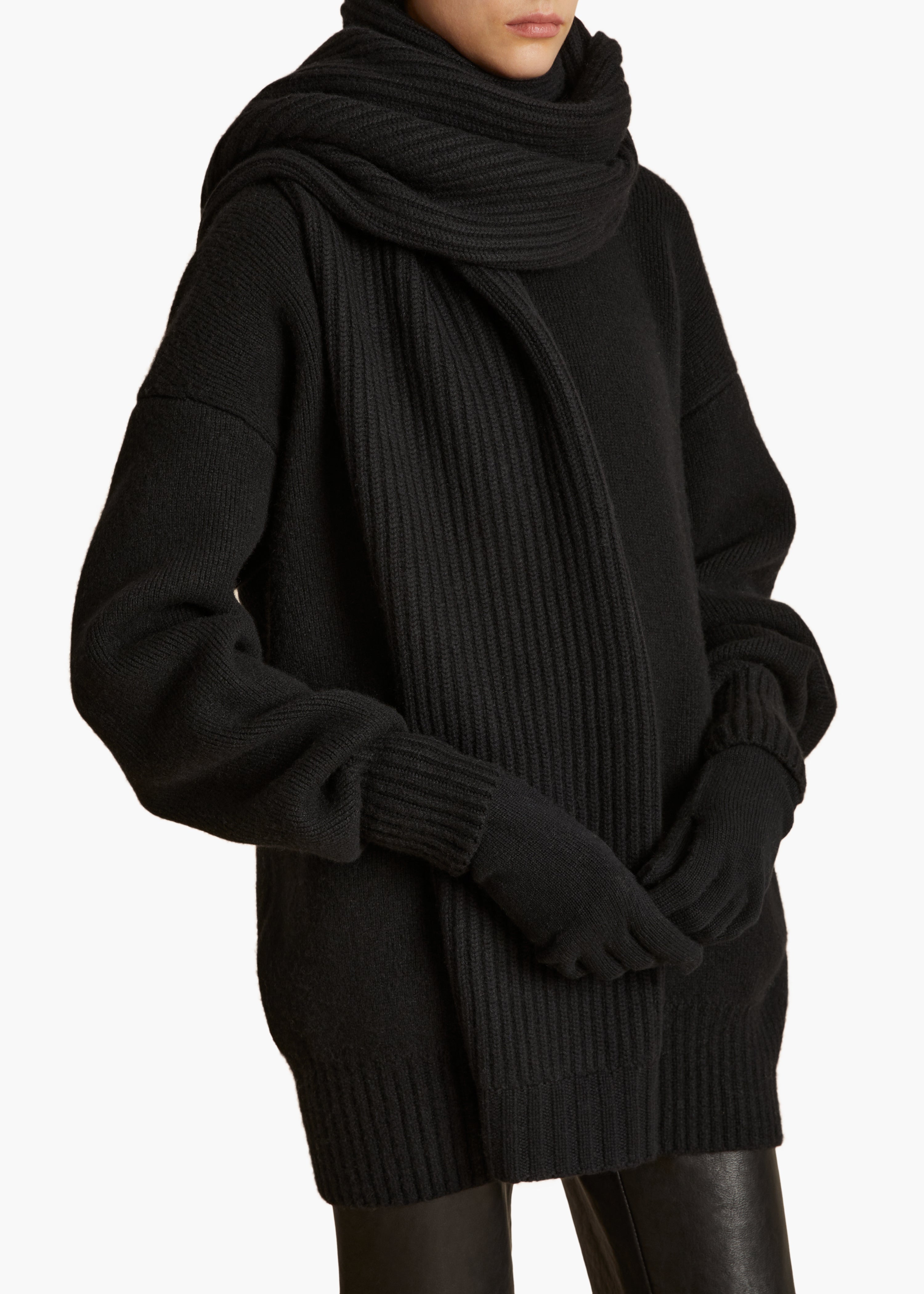 BLANC SCARF IN BLACK ON FIGURE